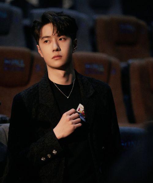 王一博吃瓜最新视频,娱乐圈幕后真相大曝光！