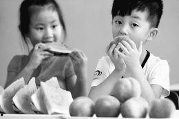 啃秋瓜吃秋桃好吗视频,秋季养生美食大揭秘